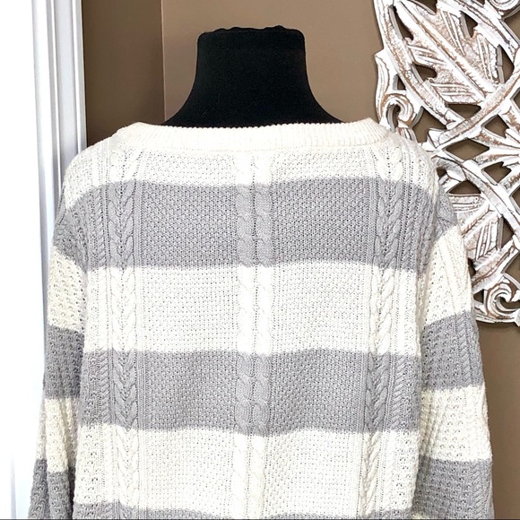 ⭐️ Lands End Gray and White Striped Cable Knit Sweater Size LARGE - Picture 6 of 12